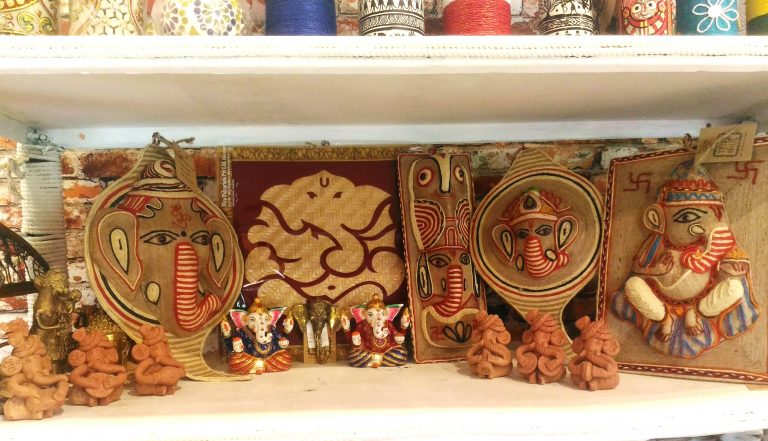 आदिवासी , ग्रामीण कलाकार निर्मित गणेश प्रतिमा ,कलावस्तू चे प्रदर्शन