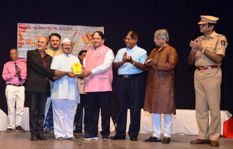 एक पात्रींमधून उमगले हसण्याचे महत्व