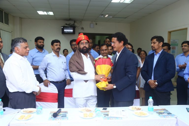 पूरग्रस्तांना मदत करणाऱ्या १०८ च्या डॉक्टर व पायलट यांचा शिंदे यांच्या हस्ते सत्कार