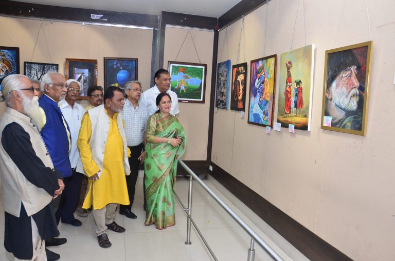 महिलांच्या कल्पक पेंटिंगने बालगंधर्व कलादालन सजले  