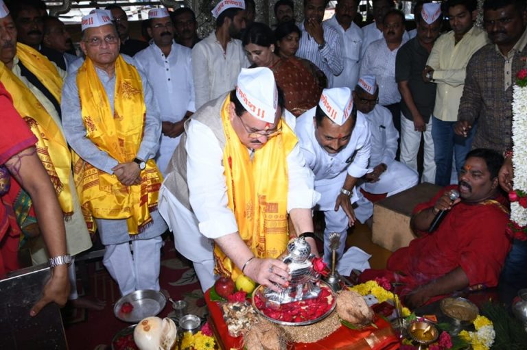 भाजपच्या राष्ट्रीय कार्याध्यक्षांकडून श्रीमंत गनाधीशांना अभिषेक