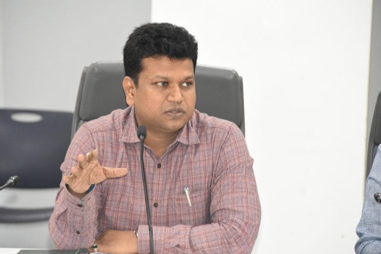 आदर्श आचारसंहितेची प्रभावीपणे अंमलबजावणी करावी- जिल्हा निवडणूक अधिकारी नवल किशोर राम