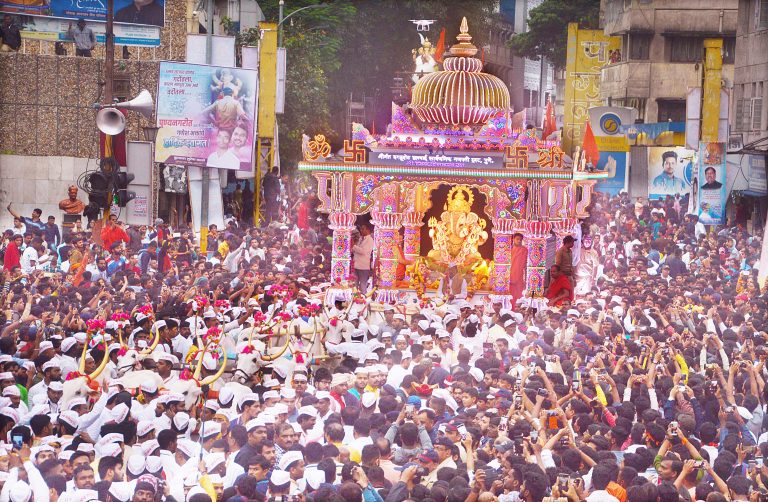 श्रीमंतांचे ते मोहक रूप,नयनी साठवाया ,लक्ष्मी रस्त्यावर भक्तगण लोटला (व्हिडीओ)