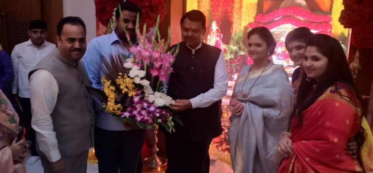 मुख्यमंत्र्यांच्या हस्ते खासदार काकडेंच्या घरच्या गणपतीची आरती