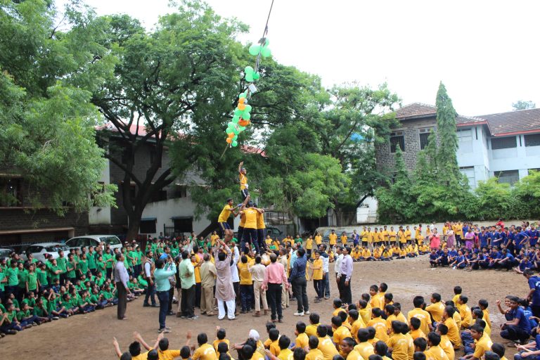 मॉडर्न हायस्कूलमध्ये पुस्तक हंडी साजरी