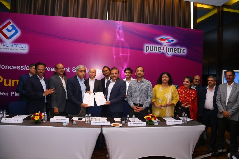 पुणे मेट्रो मार्गिका ३ हिंजवडी ते शिवाजीनगर प्रकल्पाच्या सवलत करारनाम्यावर पीएमआरडीए व टाटा-सिमेन्स यांकडून स्वाक्षऱ्या