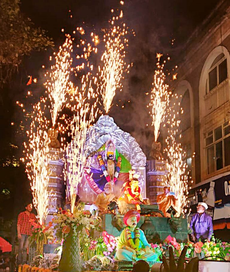 फटाक्यांच्या आतिषबाजी ने वेधले लक्ष