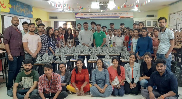 विद्यार्थ्यांनी साकारल्या पर्यावरणपूरक शाडूच्या मूर्ती