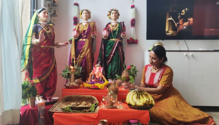 स्मिता तांबेच्या गौराईच्या साडीसाठी आणलं कोल्हापूरवरून खणाचे कापड