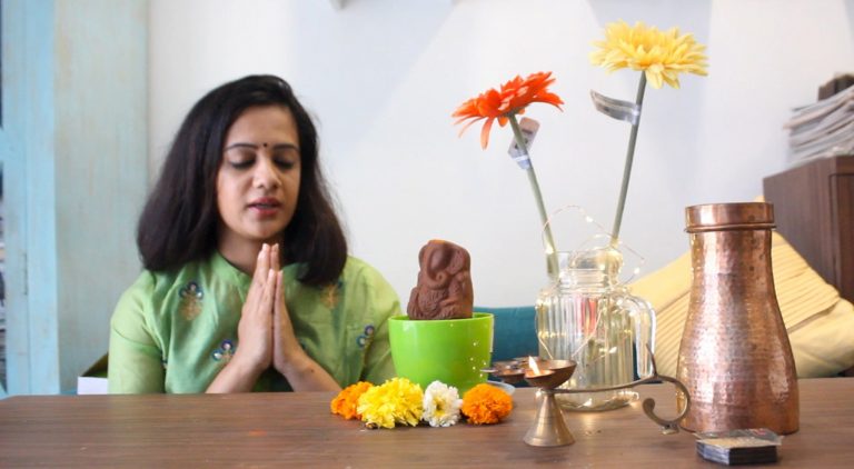 स्पृहा जोशीने केली ट्री-गणेशाची प्रतिष्ठापना