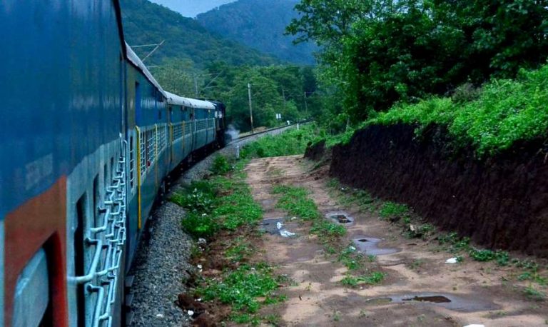 आता राज्यांतर्गत रेल्वे प्रवासाला परवानगी