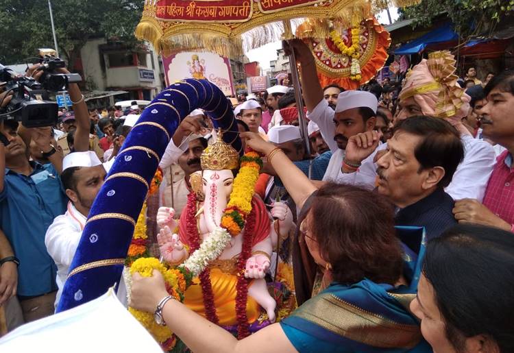 मानाच्या पाच गणपतींचे भावपूर्ण वातावरणात विसर्जन (नयनरम्य व्हिडीओ)