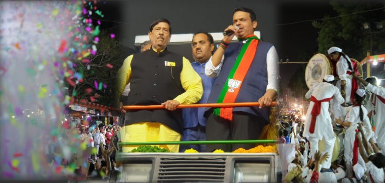 पुण्यात इच्छुकांच्या क्रेनफुलमाळांंनी,ढोल ताशांनी ,फटाक्याच्या आतिशबाजीत महाजनादेश यात्रेचे जंगी स्वागत