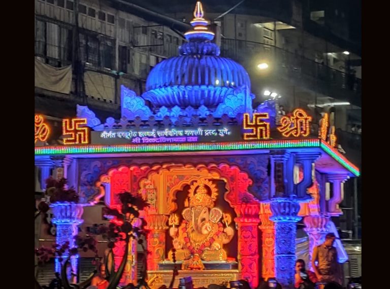 श्रीमंत ही निघाले गावाला …