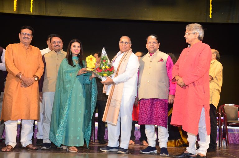 हास्यधारांमध्ये भिजून चिंब झाले पुणेकर रसिक