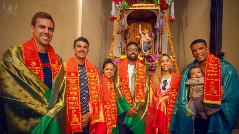 दक्षिण आफ्रिकेच्या क्रिकेटपटूंनी घेतले श्रीमंत भाऊसाहेब रंगारी गणपतीचे दर्शन
