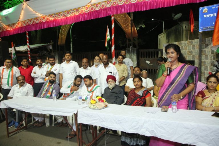 पदासाठी सारे काही ..पती भाजपाच्या तर पत्नी कॉंग्रेसच्या प्रचारात…सदानंद आणि सुजाता शेट्टी यांची करामत