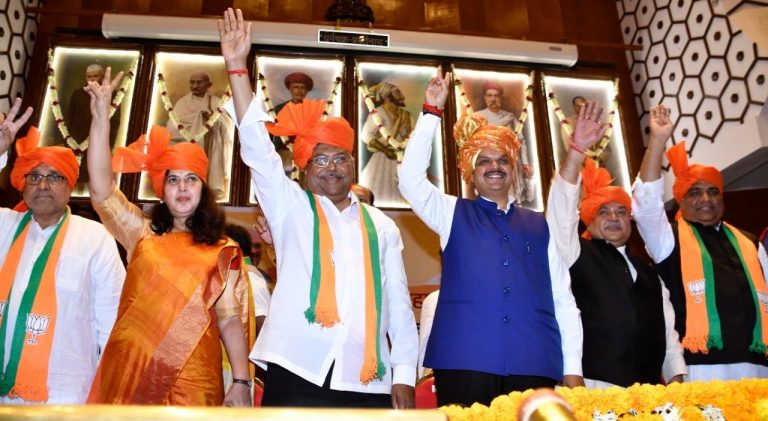 विधिमंडळ नेतेपदी निवड-भाजपाकडून फडणवीस यांचे नाव मुख्यमंत्रीपदासाठी निश्चित