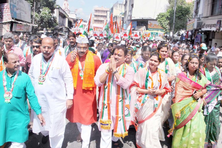 ग्रामदैवताचे दर्शन घेऊन अरविंद शिंदे यांनी फोडला प्रचाराचा नारळ