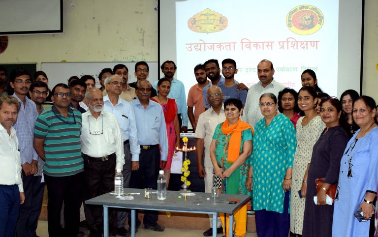 उद्योजकता विकास कार्यशाळेत डॉ. उजळंबकरांकडून अल्पदरात सुगंधी अत्तर, परफ्युम बनवण्याचे प्रशिक्षण