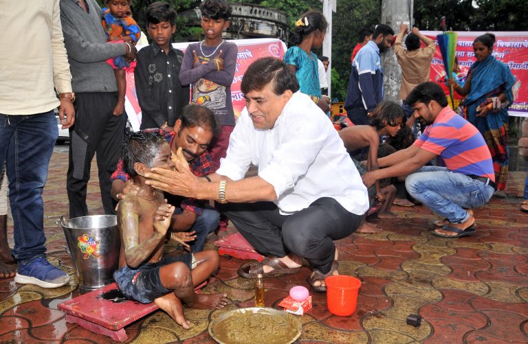 शाही अभ्यंगस्नान, फराळाच्या आस्वादाने ‘त्यांचा’ही दीपोत्सव झाला आनंदमय