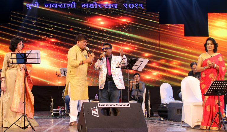 लतादीदी-किशोरदांच्या  गाण्यांनी बहरला नवरात्रौत्सव