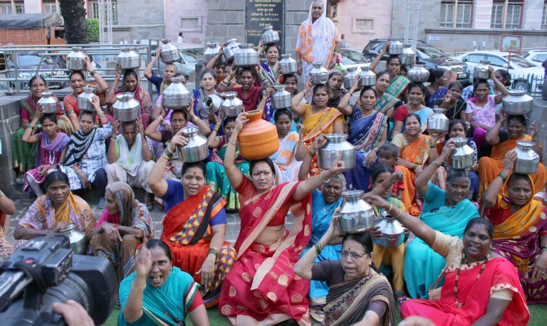 पाण्यासाठी महिलांचा महापालिकेच्या आवारातच मोकळ्या हंड्यांनी गरबा