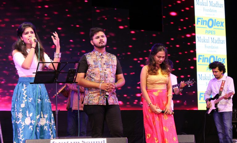 सप्तसूरांनी सजली ‘संगीतरजनी’