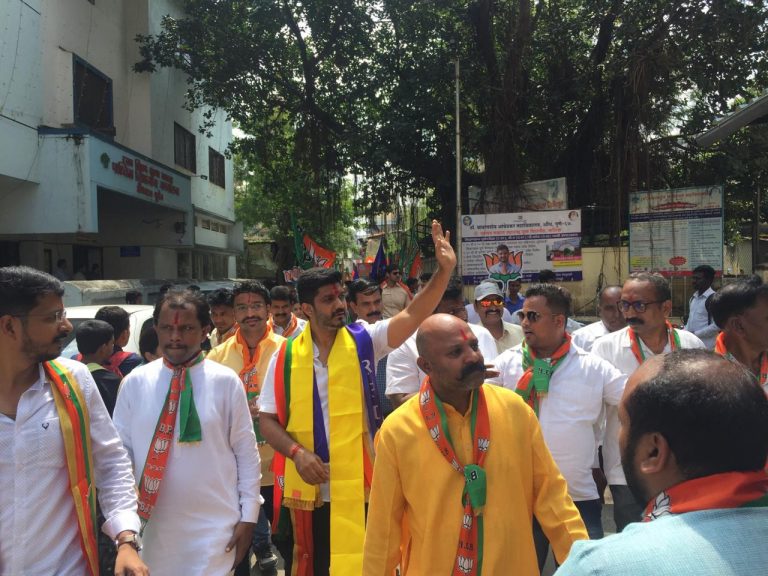 उन्हाचा तडाखा असताना देखील सिद्धार्थ शिरोळेंच्या पदयात्रांना जोरदार प्रतिसाद