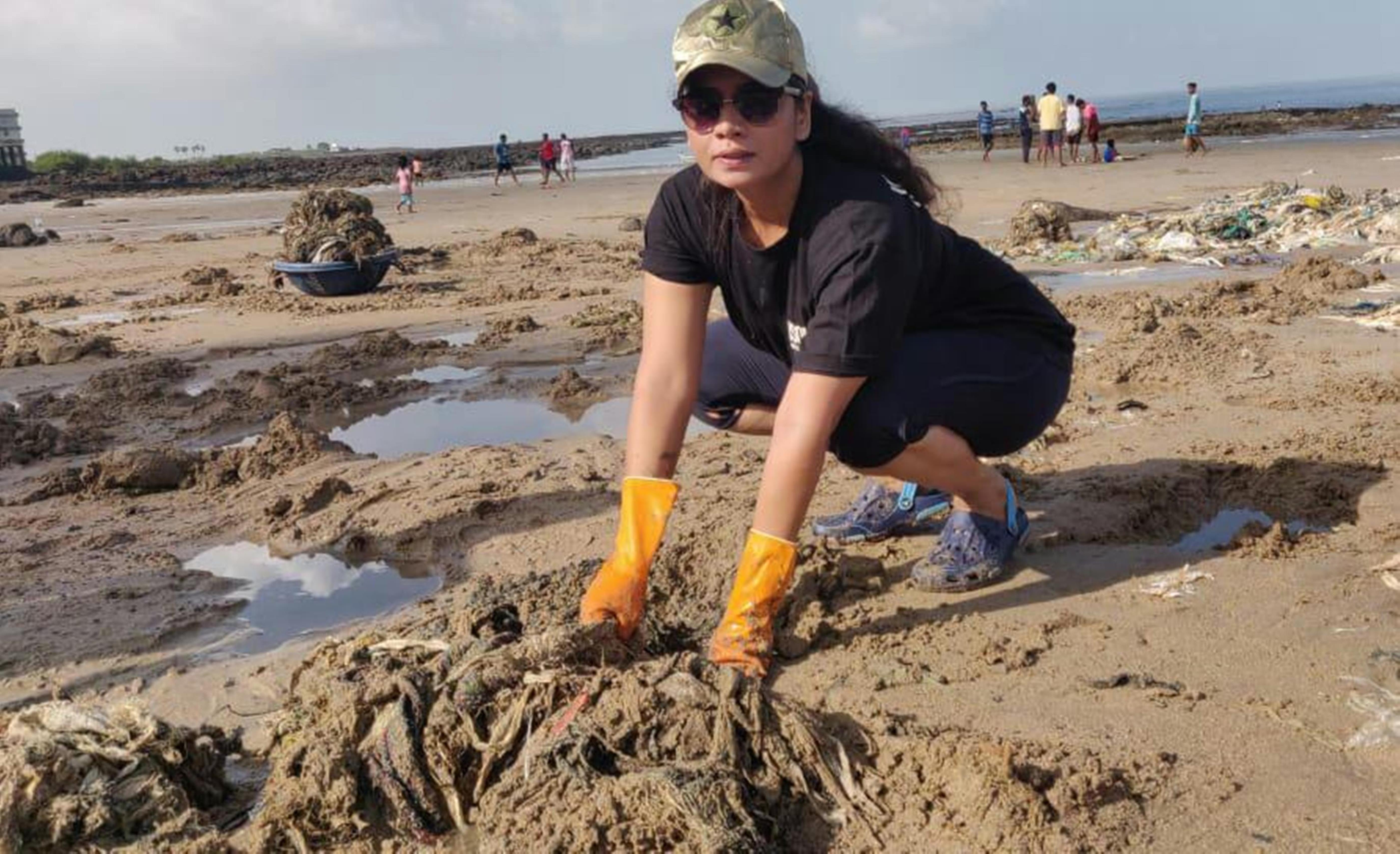 अभिनेत्री स्मिता तांबेने केली मढ समुद्रकिना-याची सफाई
