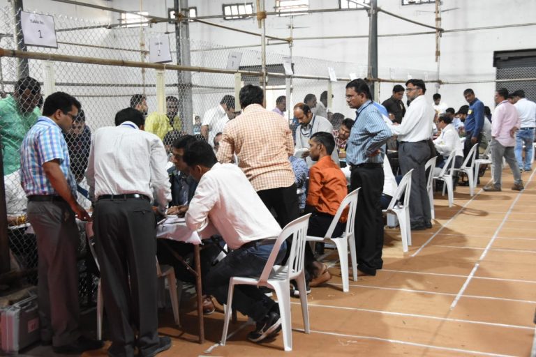 पंकजा मुंडे,उदयनराजे पिछाडीवर …LIVE अपडेट