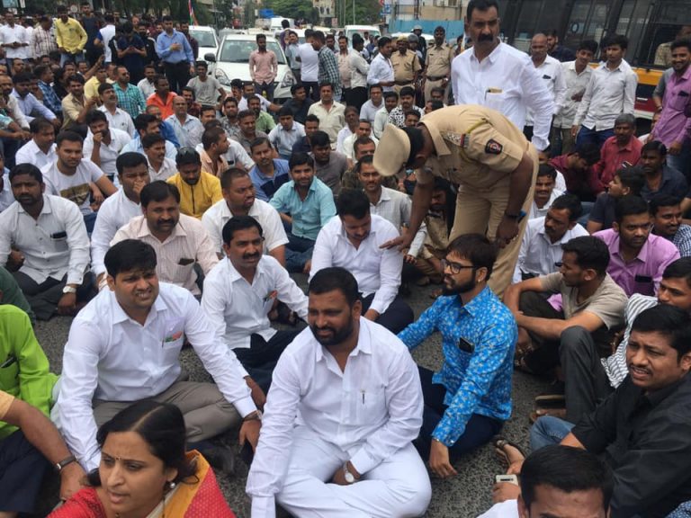 वाहतूक पोलिसांच्या कारवाईवरून नागरिकांसमवेत भाजप नगरसेवक रस्त्यावर उतरले-पोलीस अधिकारी ठाम