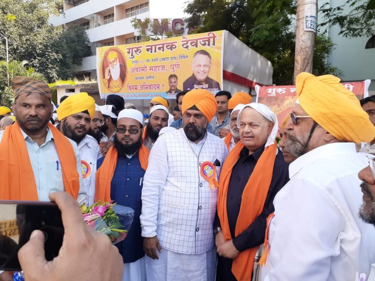 ५५० व्या गुरुनानक जयंती निमित्त आयोजित मिरवणुकीचे मुस्लीम बांधवांकडून स्वागत
