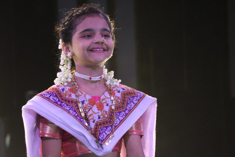 शरद पवारांनी राधिकाला सांगितले पावसात  भिजण्यामागचे गुपित!!