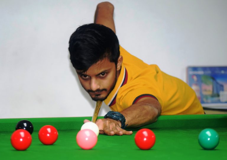 सिक्स रेड स्नूकर राज्य निवड अजिंक्यपद 2019 स्पर्धेत सुरज राठी, संकेत मुथा यांचा बाद फेरीत प्रवेश