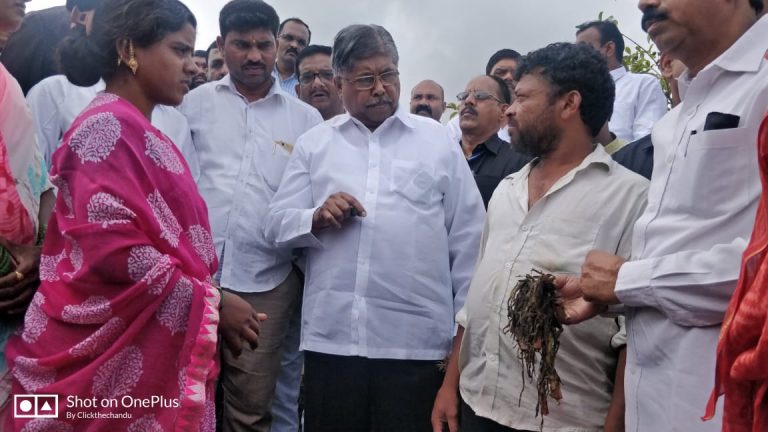 चंद्रकांतदादांनी केली भिवरी येथील अतिवृष्टीग्रस्त भागाची पाहणी (व्हिडीओ)