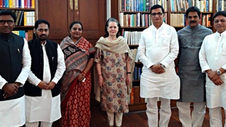 काँग्रेस शिवसेनेला बाहेरून पाठिंबा देऊ शकते काय ? दिल्लीत चर्चा …