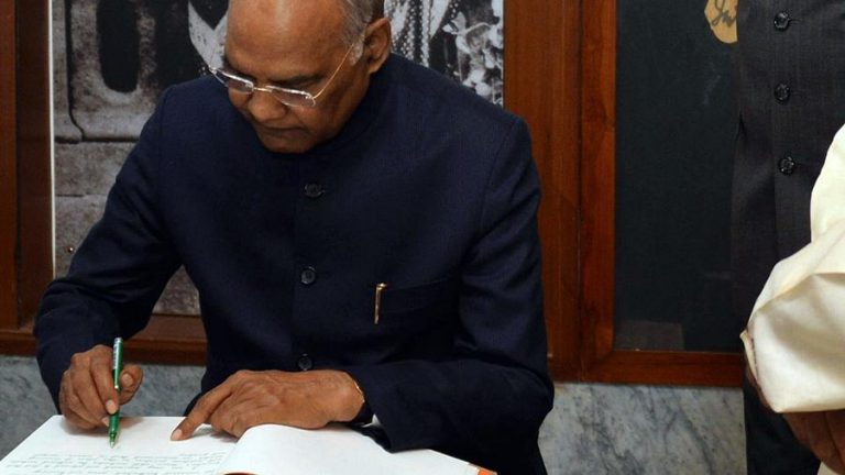 महाराष्ट्रात तिसऱ्यांदा राष्ट्रपती राजवट लागू, आदेशावर राष्ट्रपती रामनाथ कोविंद यांची स्वाक्षरी