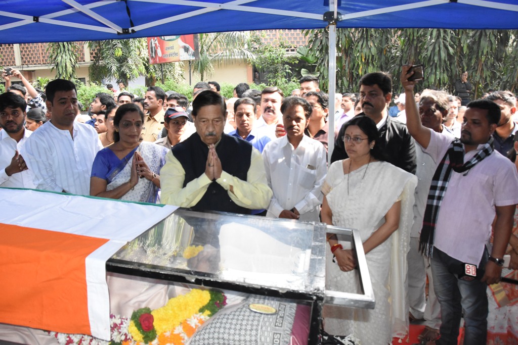 डॉ.श्रीराम लागू यांच्या पार्थिवावर शासकीय इतमामात अंत्यसंस्कार