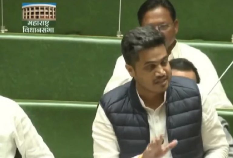 रोहित पवार यांना विधानसभेत अश्रू अनावर:म्हणाले – अजितदादा पवार नावाचा जादूगार सबंध महाराष्ट्राला हसवत हसवत गेला