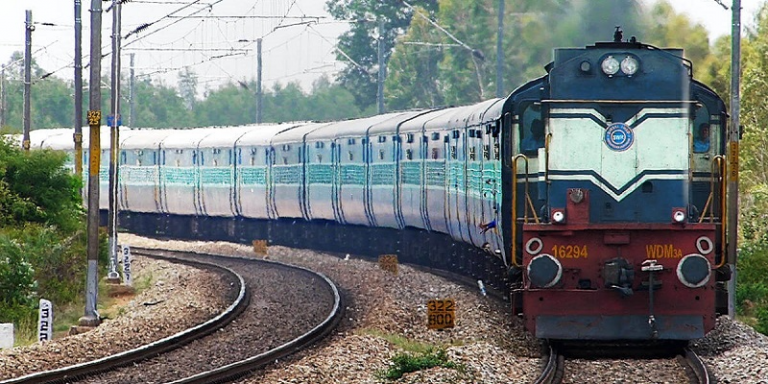 भारतीय रेल्वेने आयआरसीटीसीचे संकेतस्थळ तसेच ॲपच्या माध्यमातून ऑनलाईन आरक्षण केल्या जाणाऱ्या तिकिटांची मर्यादा वाढविली
