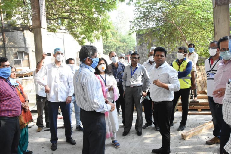 ससून हॉस्‍पीटलच्‍या नवीन इमारतीची जिल्‍हाधिकारी राम यांच्‍याकडून पहाणी
