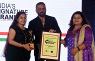 सुनील शेट्टीच्या हस्ते 'इंडियाज सिग्नेचर ब्रँड' पुरस्कार प्रदान