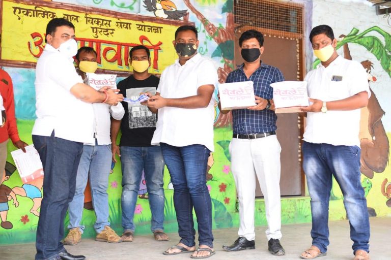 येवले चहाच्या वतीने २ हजार मास्क आणि सॅनिटाईझर चे वाटप