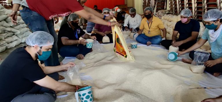 भाजपच्या राघवेंद्रबाप्पू मानकर यांच्याकडून 2020 जणांना धान्य वाटप