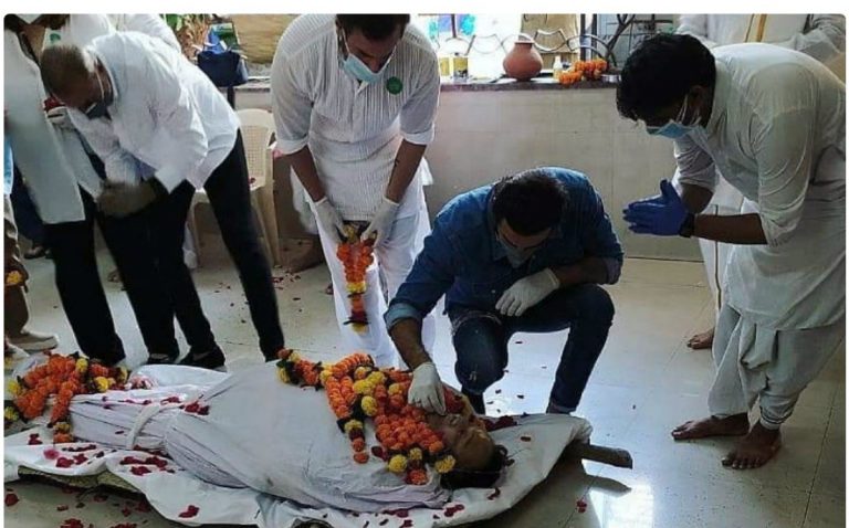 ऋषी कपूर अनंतात विलीन….