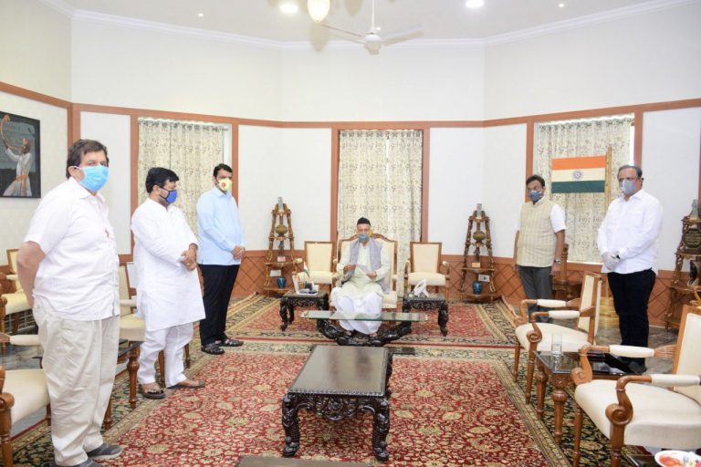 राज्यात माध्यमांची मुस्कटदाबी चा भाजप नेत्यांचा आरोप – घेतली राज्यपालांची भेट