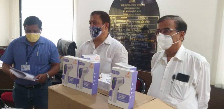 झोपडपट्ट्यांमध्ये दारोदारी आरोग्य दूत -अरविंद शिंदेंचा प्रयत्न (व्हिडीओ)