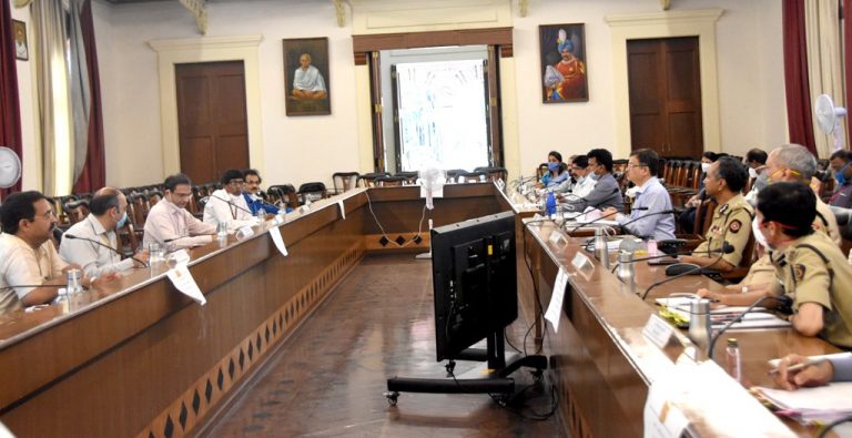 कोरोनाविषयी जागरूक राहा,पण भीती बाळगू नका,असा विश्वास नागरिकांमध्ये निर्माण करा.