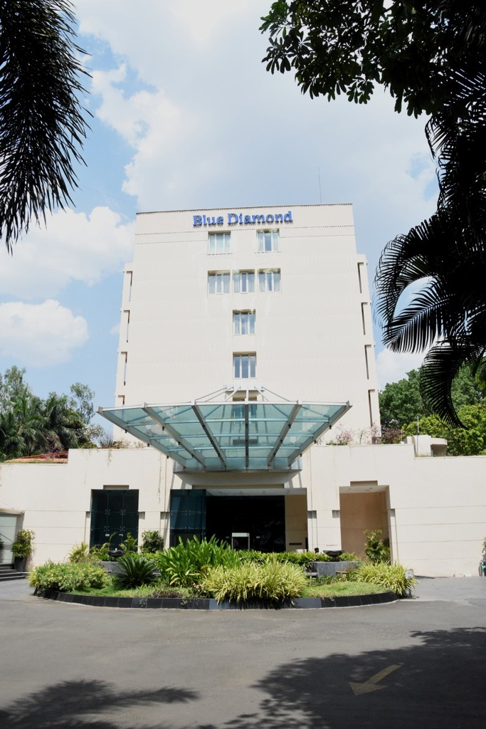 कोरोना बाधित रुग्णांवर उपचार करणा-या डॉक्टरांची निवास व्यवस्था पंचतारांकित हॉटेलमध्ये